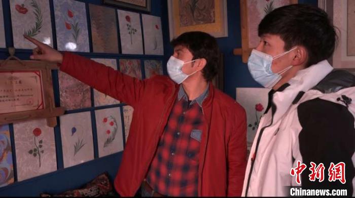 新疆喀什艺人自研水拓画开发文创产品。 戎睿 摄 点击进入下一页